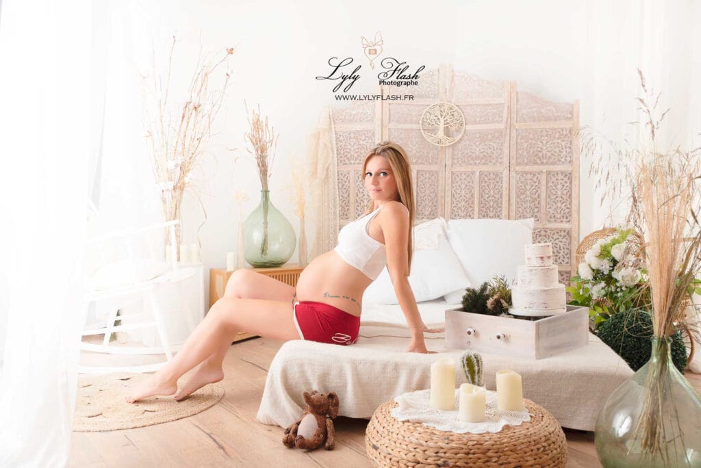 Femme enceinte dans un décor "comme à la maison