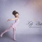 une petite danseuse classique près de Vins-sur-Caramy en séance photo pour ce souvenir de cette innocence et de cette volonté déjà propre a cette petite fille