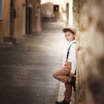 photo d enfant extérieur dans les rue d un village près de Draguignan qui permet d avoir ce style vintage qui va si bien a l'innocence des enfants