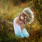 photographie d enfant en extérieur, la petite indienne un moment de jeu et de bonne humeur en extérieur près du studio et de Saint-Tropez