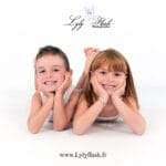 photo portrait d enfant en studio un garçon et une fille avec 1 an d'écart pres de Les Arcs-sur-Argens