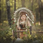Quand la foret devient le plus beau des terrain de jeu pour ce bébé déguisée en petit indienne un rendu magique et intemporelle pour des moments de vie sur mesures