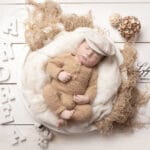 Le beau petit Andréa est venu de Sainte-Maxime pour sa séance photo naissance chez Lyly Flash. Son prénom en lettres blanche, le contenant blanc, la couverture en laine de mérinos, son petit pyjama en laine et sa petite casquette, tout est réuni pour créer une photographie intemporelle et magnifique