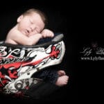 Photo bébé 3kg800 dans casque de moto de son papa, une photo souvenir pour mettre en valeur sa toute petite taille , et pour rappeler que le casque de papa sauve des vies, photographe naissance sur le Val 83143