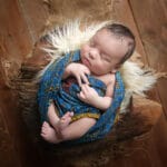 photo de naissance d'un beau bébé métisse enveloppé dans un wrap africain, venu de Brignoles au studio photo