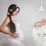 photo de grossesse et naissance sur un seul cliché pour raconter toute l'aventure de la maternité c'est ce qu'a réalisée la photographe Lyly Flash dans sons studio photo de Le val dans le var avec cette future maman et ses jumeaux