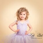 petite fille Les Arcs pour une séance photo en studio sous le signe de la mode et de l'amusement